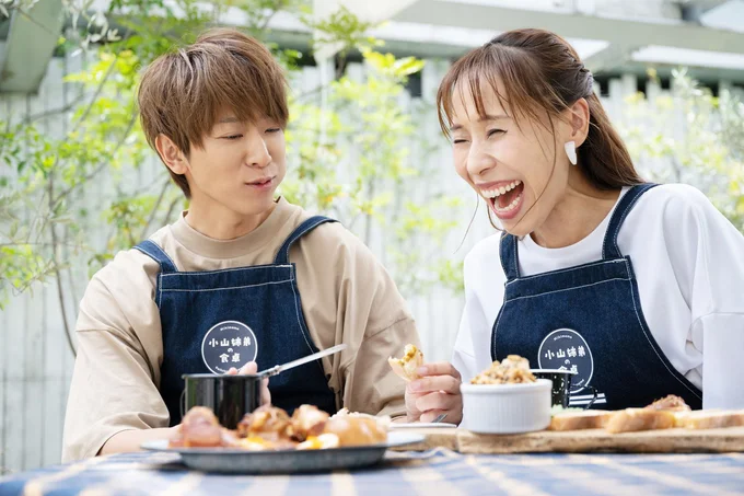 ツッコミを入れつつ、優しい眼差しで姉を見守る、デキる弟・小山さん。ちょっとした会話から爆笑につながる小山姉弟はいつも周りをハッピーに。まさに最強の姉弟!