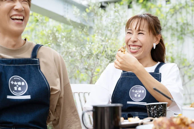 おしゃべりはもちろん、“おいしすぎる”料理を食べる手も止まりません。