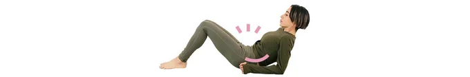 体育座りから下腹に力を込めて腰を丸め、上体を倒す