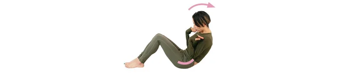 体育座りから下腹に力を込めて腰を丸め、上体を倒す