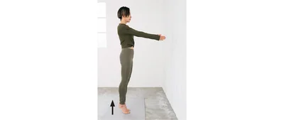 壁に向かって「前へならえ」