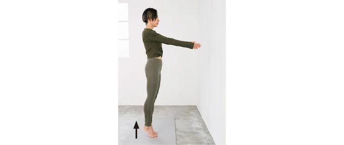 壁に向かって「前へならえ」