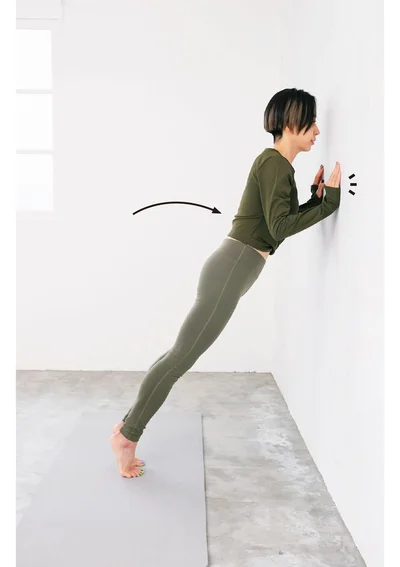 体を前に倒し壁に体重を預ける