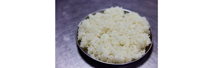 炒める前にご飯を広げ、表面を少し乾燥させておくと作りやすい。