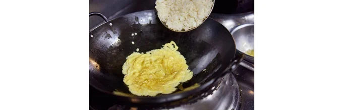 卵の表面が半熟になったらすぐご飯を投入するのもポイント。