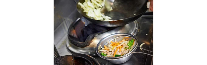炒めた野菜をいったん取り出す際は、ボウルにザルをセットしておけば余分な水分がきれて◎。