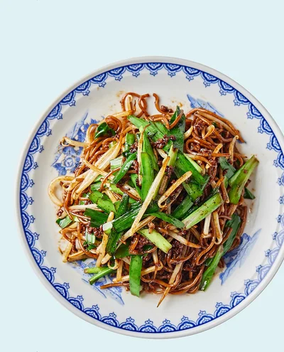 中国しょうゆが香る黒い焼きそばは濃いめが◎