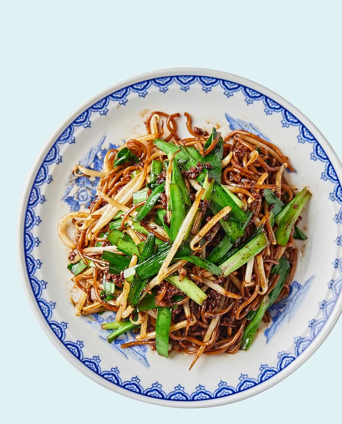 中国しょうゆが香る黒い焼きそばは濃いめが◎