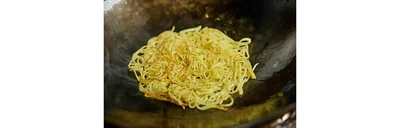 麺はレンジ加熱してからサラダ油をまぶし、焼き色をつけておくのがポイント。