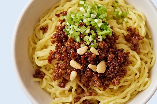 ランチにも深夜めしにも。ジャンクな味わいがクセになる「汁なし担々麺」