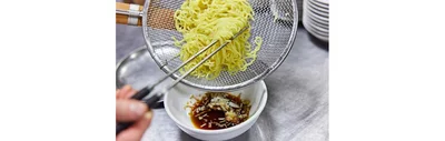 タレが薄まらないよう、ゆでた麺はしっかり湯きりして加えよう。