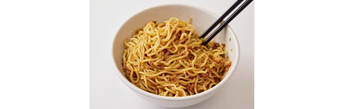 食べるときはぐちゃぐちゃに混ぜて、具とタレを麺に絡ませて。