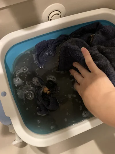 バケツの中からは布のようなものが現れました▶この布の正体はいったい…？（⇒次へ）
