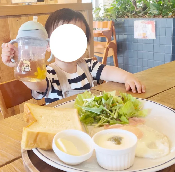 おいしそうな朝ごはん、楽しそうですね！▶お次はいたずらタイムの様子！（⇒次へ）