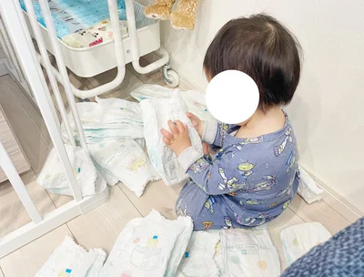 オムツのテープを引っ張って剥がしてる！！！？▶おちゃめな愛されキャラの保育士でこ先生と子どもたちが巻き起こす、保育園での毎日を描いた人気マンガ『保育士でこ先生』は次画像から読めます（⇒次へ）