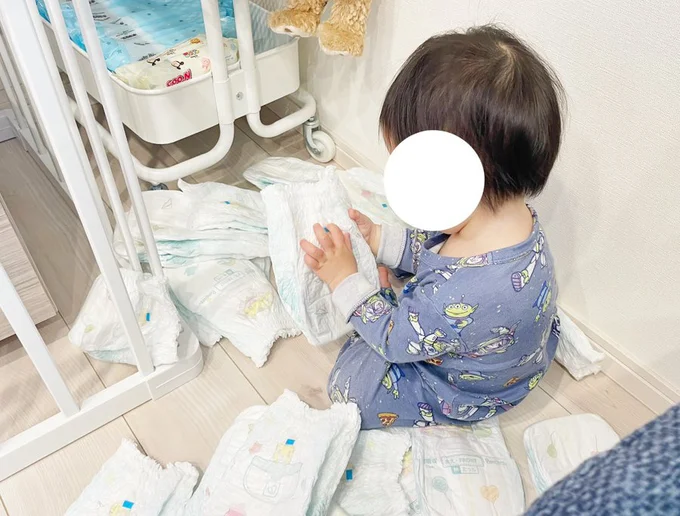 オムツのテープを引っ張って剥がしてる！！！？▶おちゃめな愛されキャラの保育士でこ先生と子どもたちが巻き起こす、保育園での毎日を描いた人気マンガ『保育士でこ先生』は次画像から読めます（⇒次へ）