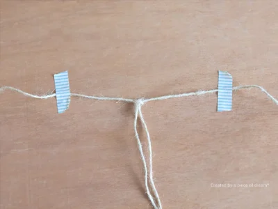 1本を机におきマスキングテープで固定します
