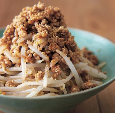 ごま風味のピリ辛そぼろがご飯によく合う「もやしの坦坦そぼろあえ」