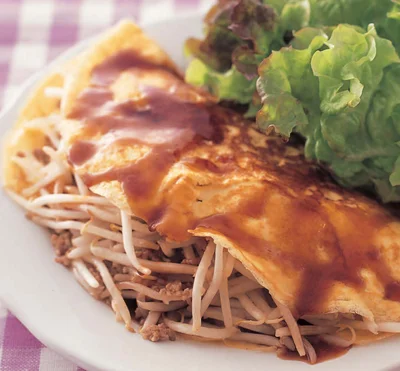 薄焼き卵で包むベトナム風お好み焼き「バインセオ風ミートオムレツ」