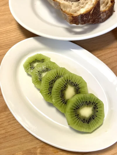 朝食の基本スタイル。グリーンのほどよい酸味は朝食べると頭がすっきり。