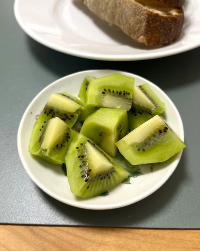 キウイは輪切りだけでなく、切り方を変えると食感も変わる。
