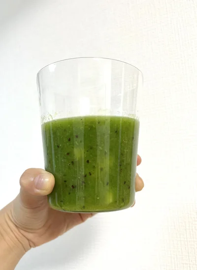 キウイのスムージー。スライスして冷凍したキウイ、ケール、オリゴ糖をブレンダーで攪拌。どうしてもこれがやりたくて、ハンドブレンダーを購入しました！