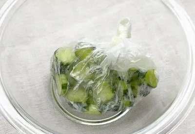 ポリ袋にきゅうりと塩を入れて口をしばる。袋の上から軽くもみ、約5分おく。▶きゅうりの皮や切り方はどうする？（⇒次へ）