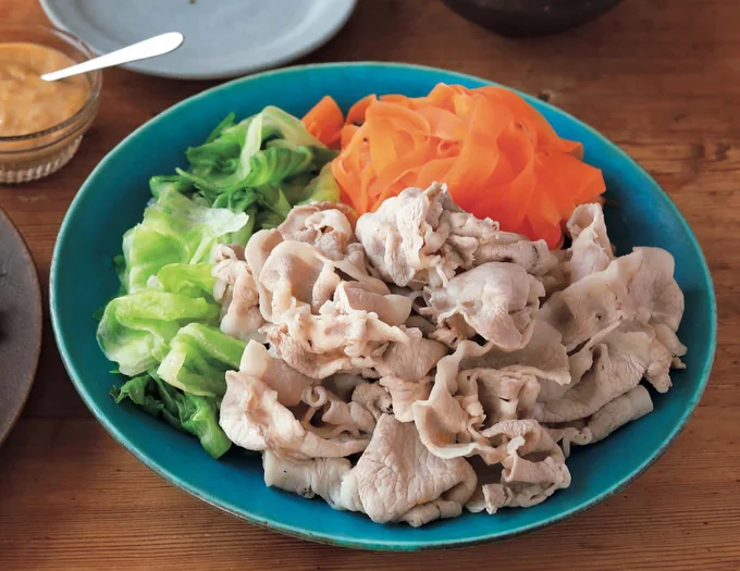豚しゃぶ肉に、にんじんとレタスを合わせてボリューム満点のサラダに