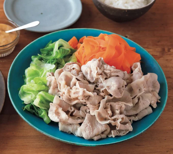 野菜たっぷりの豚しゃぶサラダには、みそマヨ味のたれをたっぷりかけて