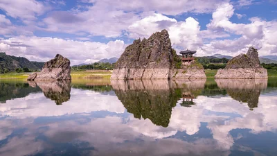 水面に写る景色も美しい　嶋潭三峰