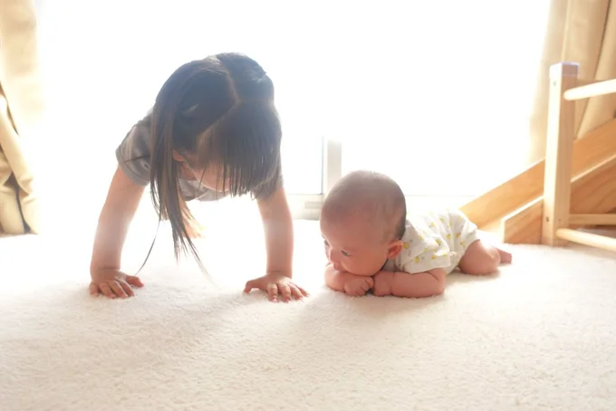 10万いいねを集めた幼い姉妹の写真。一体何をしているの？▶何をしてるかと言うと！（⇒次へ）