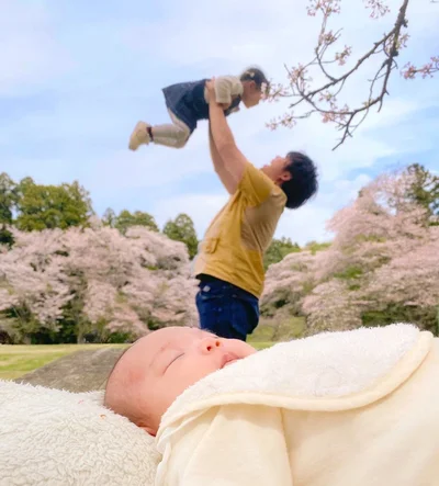 穏やかな寝顔の赤ちゃんに「たかいたかい」されているお姉ちゃん。癒されますね！▶美しい風景の理由は？（⇒次へ）