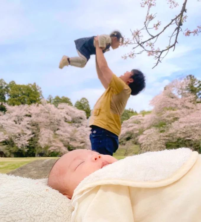 穏やかな寝顔の赤ちゃんに「たかいたかい」されているお姉ちゃん。癒されますね!▶美しい風景の理由は?(⇒次へ)