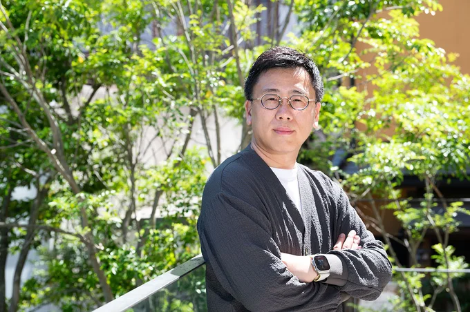 K-POPアーティストや俳優、そのファンから絶大な人気を集める古家正亨さん