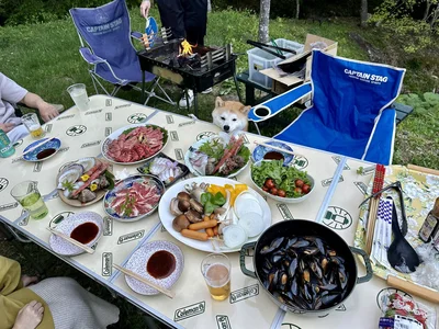 バーベキューの食材にも興味深々！▶ついつい身を乗り出してしまいます（⇒次へ）