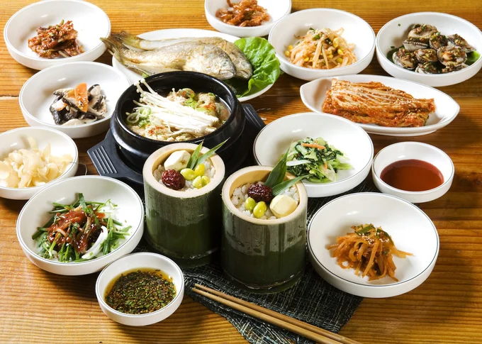 テトンバプ(竹筒ごはん)や、テーブルに乗りきらないほどの料理が並ぶ全羅南道式韓定食など、全羅南道は食の宝庫