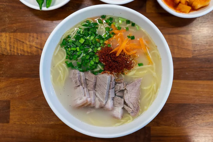 お肉でダシをとった済州島のラーメン・コギグクス。日本の豚骨ラーメンのよう