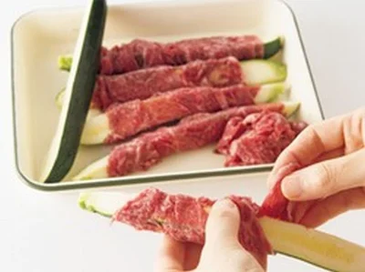 細長く切ったズッキーニに、なるべくすき間ができないように牛肉を巻きつけていく