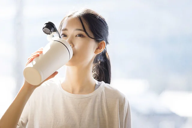 大人気の美容プロテインに新たな味わいが仲間入り！「黒蜜きなこ」と「チャイラテ」をおいしく飲んで内側からきれいに♪