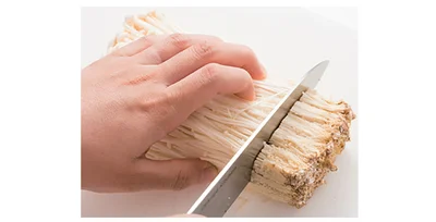 石づきを切り落とし、食べやすくほぐす
