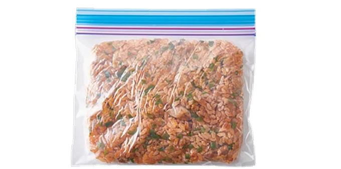 1食分ずつラップで包み、冷凍用保存袋に入れる
