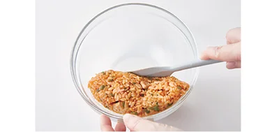 チキンライスをボウルでラグビーボール状に形を整える