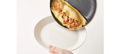 卵の合わせ目が下になるようにひっくり返し、器に移す