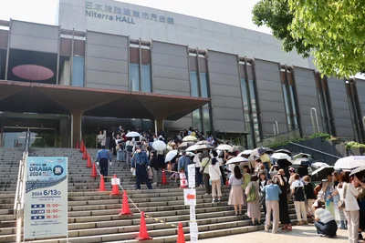 イベント会場には開始時間前から長い列が