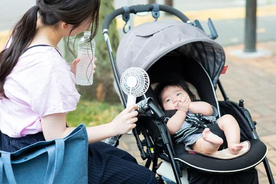 子どもを熱中症から守る「外遊びは日陰を選び、打ち水を」