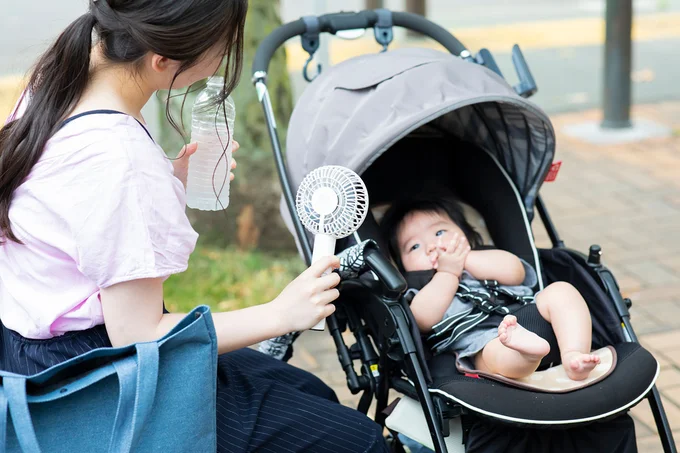 子どもを熱中症から守る「外遊びは日陰を選び、打ち水を」