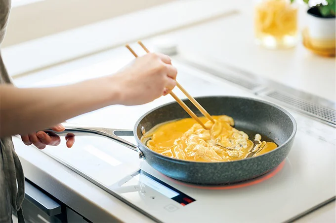火力調整しやすいIHは、卵炒めもふんわり仕上げやすい
