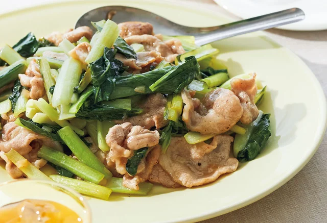 夏バテ予防に！酢を使ったボリュームおかず「豚肉と小松菜のうま酢炒め」