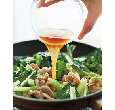合わせだれを加えたらひと煮立ちさせ、酸味をとばすのがコツ。
