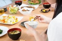 いまどきの日本人、野菜の摂取量は不足気味、一方、塩分は摂り過ぎの模様